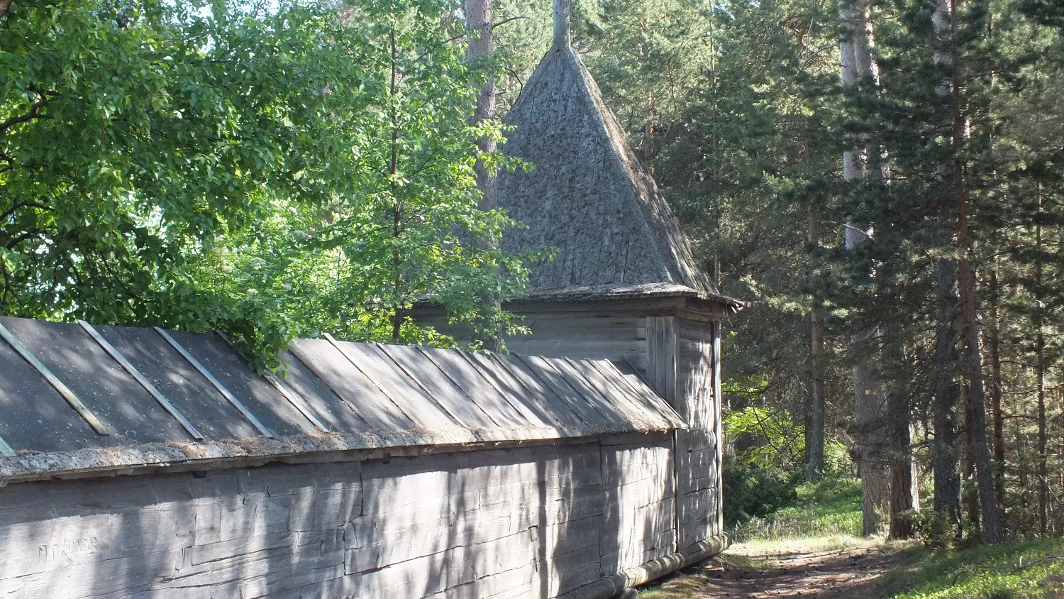 Монастырская ограда. Фото: Ольга Самсонова