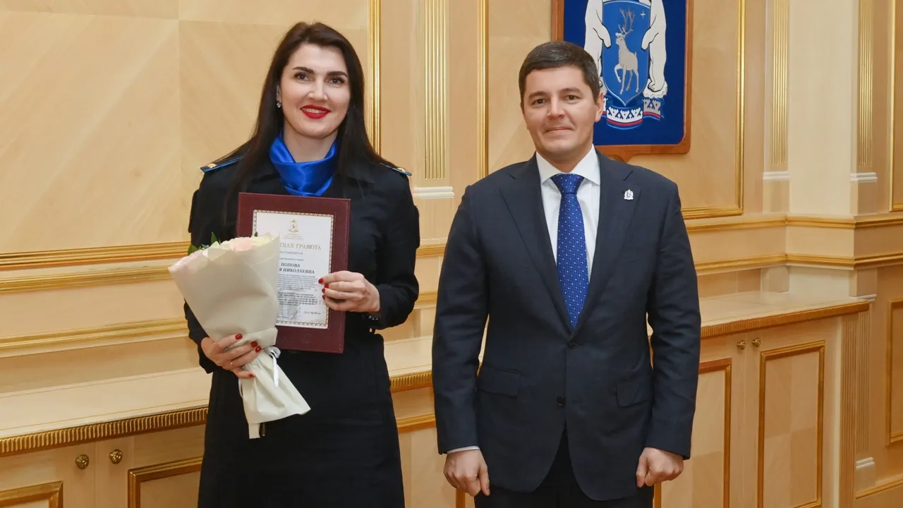 Глава региона поздравил сотрудников органов внутренних дел и отметил их заслуги. Фото: предоставлено пресс-службой губернатора ЯНАО
