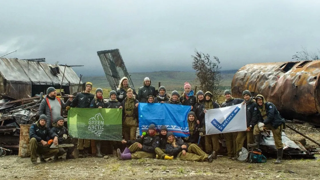 Волонтеры Арктики  на фоне собранного ими металлолома. Фото: vk.com/artyukhov_da