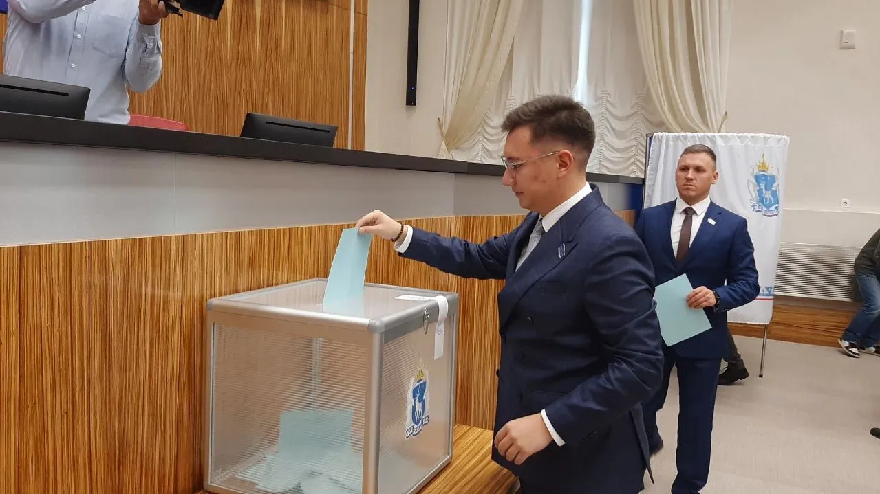 Тайное голосование на первом заседании нового депутатского состава Заксобрания ЯНАО. Фото: Марина Подгорная / «Ямал-Медиа»