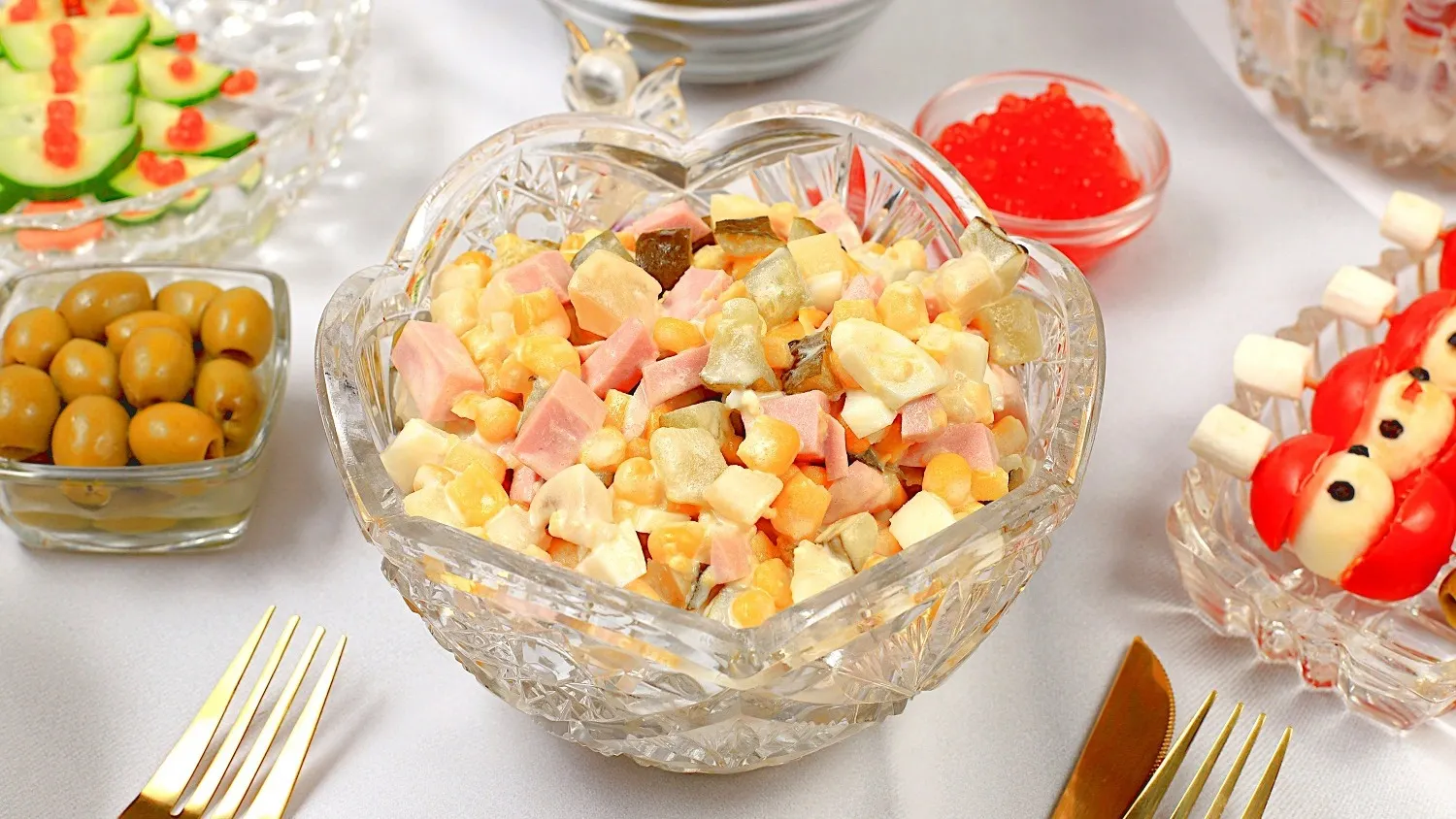 Оливье с колбасой вместо говядины. Фото: svetlanabalyn/Shutterstock/Fotodom