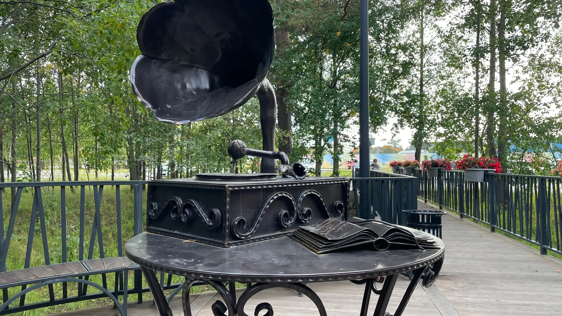 Наткнулись во время прогулки на такой объект искусства. Ноябряне, подскажите, памятник это или просто арт-объект?