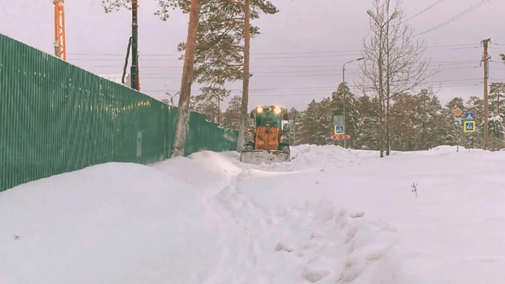 Техника и люди на уборке снега работают круглосуточно. Фото: vk.com/anoyabrsk