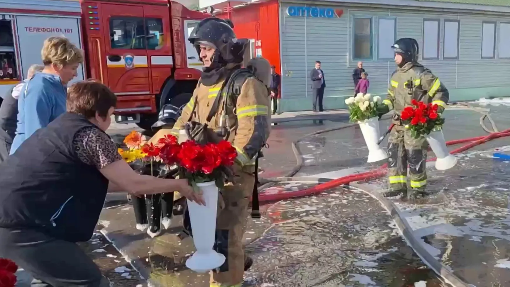 Пожар в цветочном магазине произошел в Надыме 5 сентября. Фото: скриншот видео ГУ МЧС РФ по ЯНАО