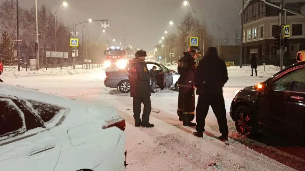 ДТП  в Ноябрьске 1 декабря с участием трех автомобилей. Фото: ЕДДС Ноябрьска