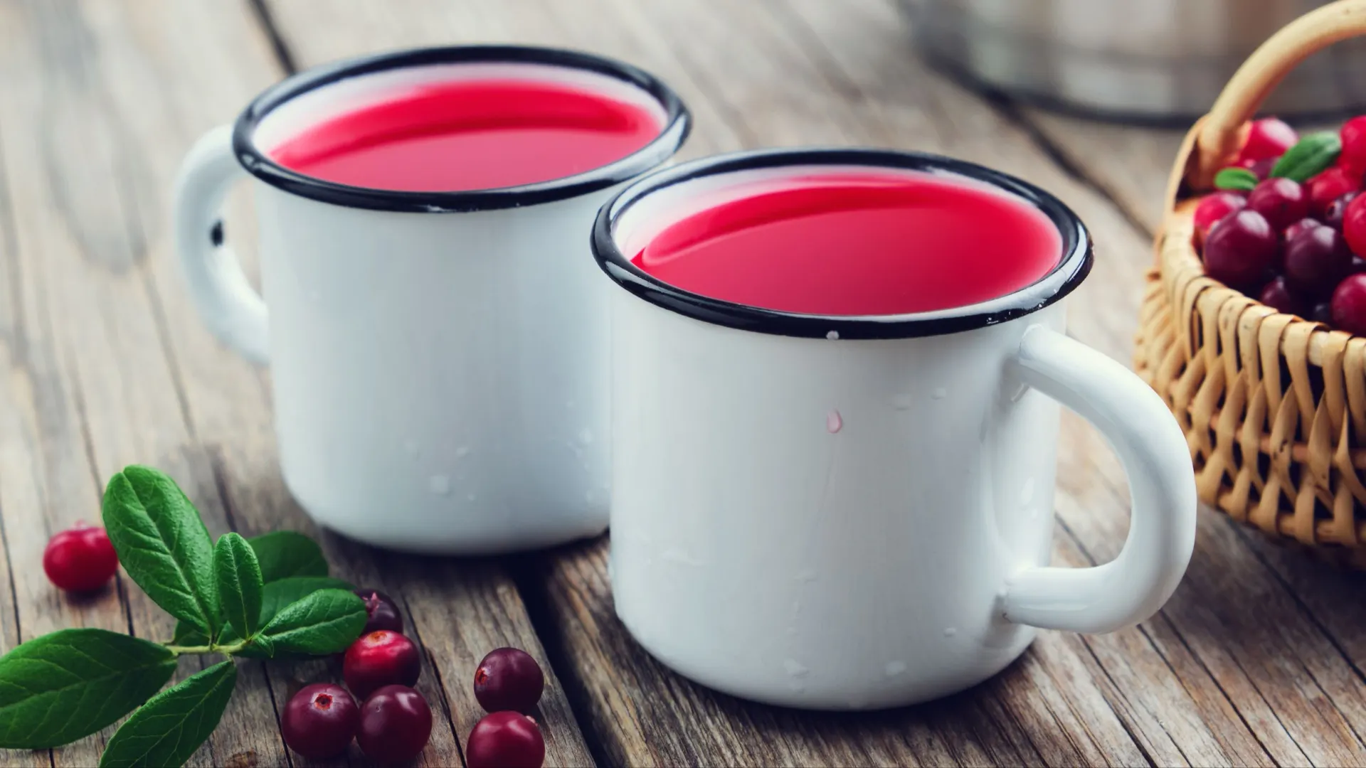 Компот из клюквы любят взрослые и дети. Фото: Chamille White / Shutterstock / Fotodom