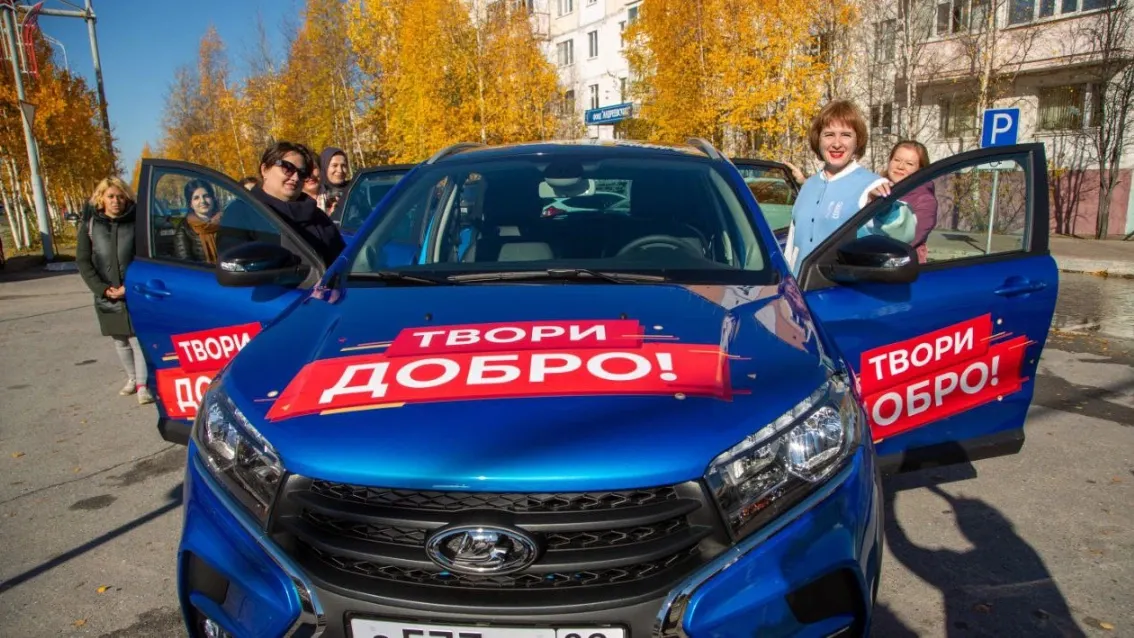 Общественники из «Семьи Ямала» стали пятыми, кто получил авто из рук губернатора для своих добрых дел. Фото: t.me/pool_89