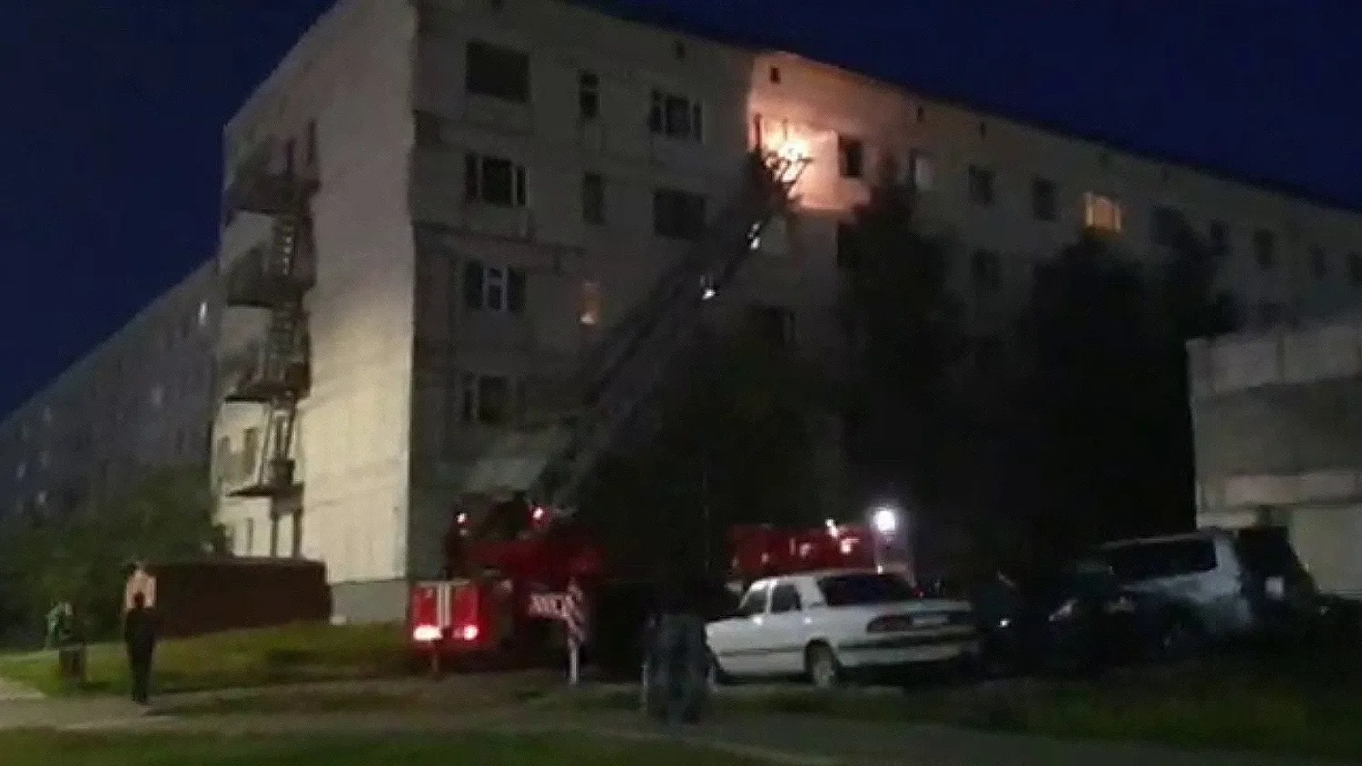 Самостоятельно покинуть квартиры на верхних этажах жильцам мешал едкий дым. Скрин видео: 1 пожарно-спасательный отряд г. Надым