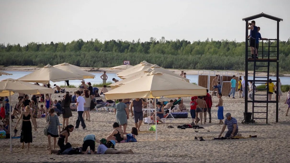 На пляже в Тарко-Сале есть спасательная вышка. Фото Светланы Грачевой