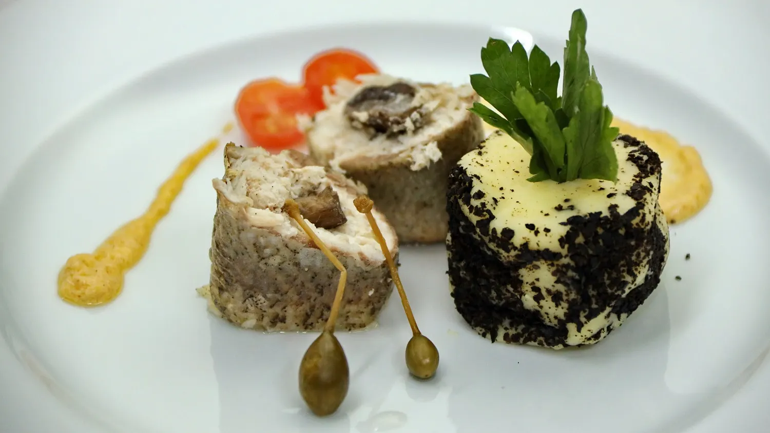Студенты старались раскрыть вкус местной рыбы и эффектно представить свое блюдо жюри. Фото: Василий Петров / «Ямал-Медиа»