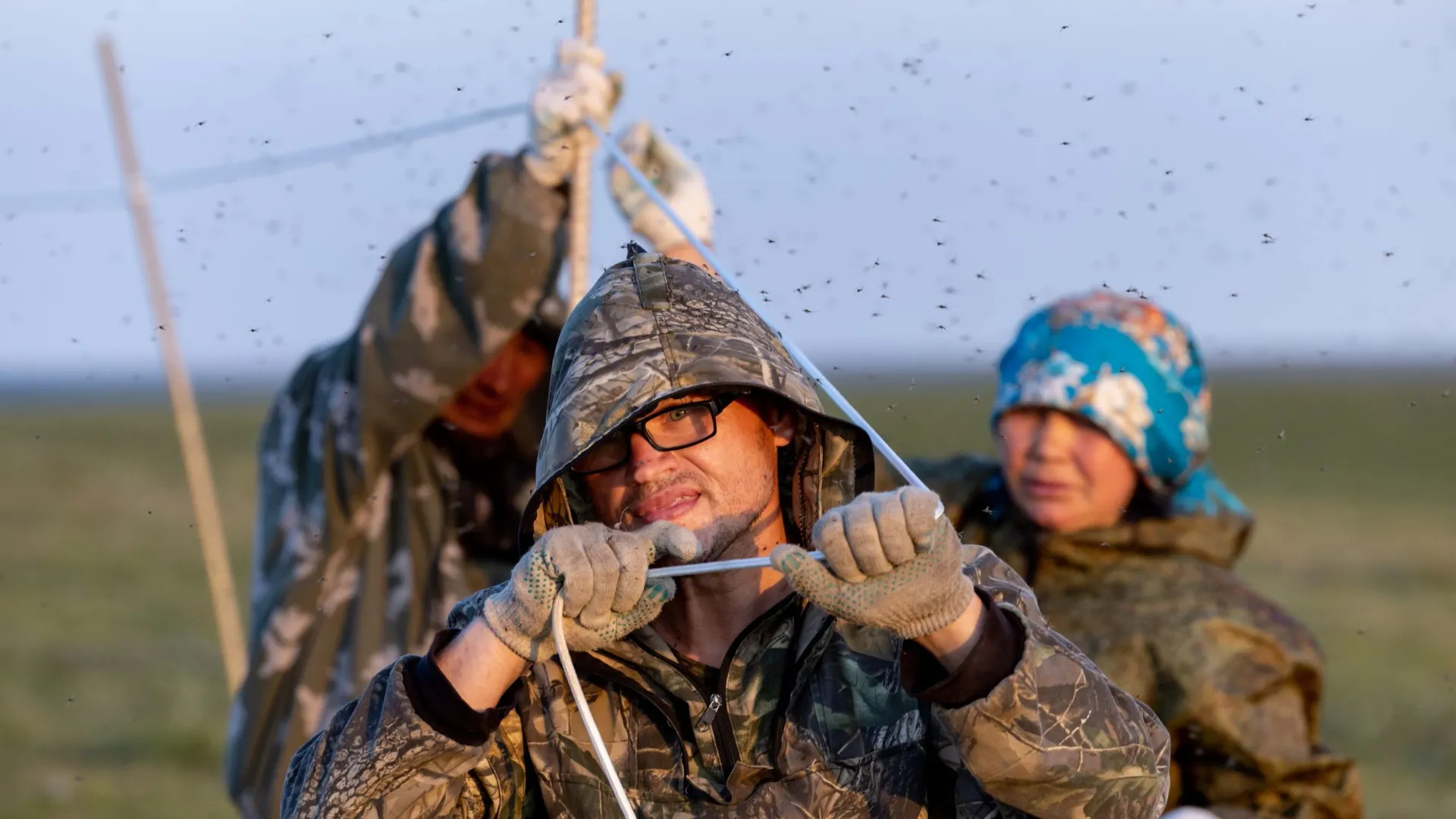 У кочевников свои способы борьбы с гнусом. Фото: Андрей Ткачёв / «Ямал-Медиа»