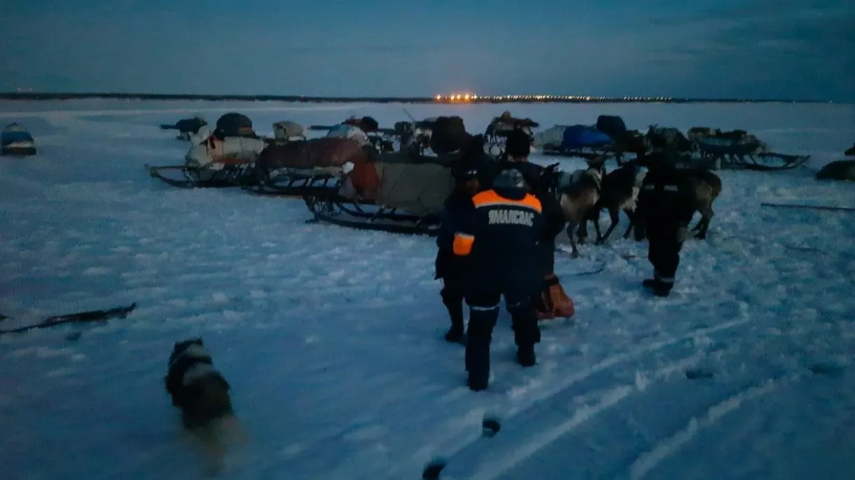 На помощь провалившимся в наледь ямальцам пришли спасатели. Фото: «Ямалспас»