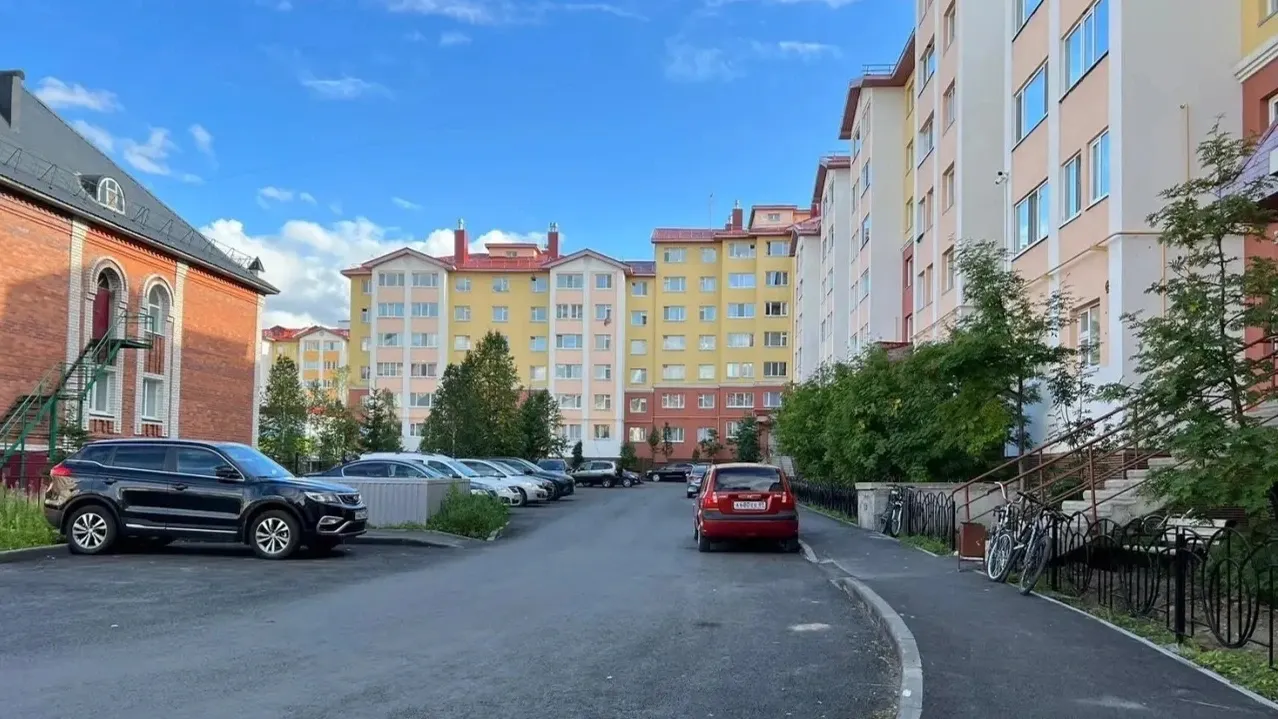 Свежий асфальт уложили в проездах, на стоянках и тротуарах. Фото: vk.com/salekhard_adm