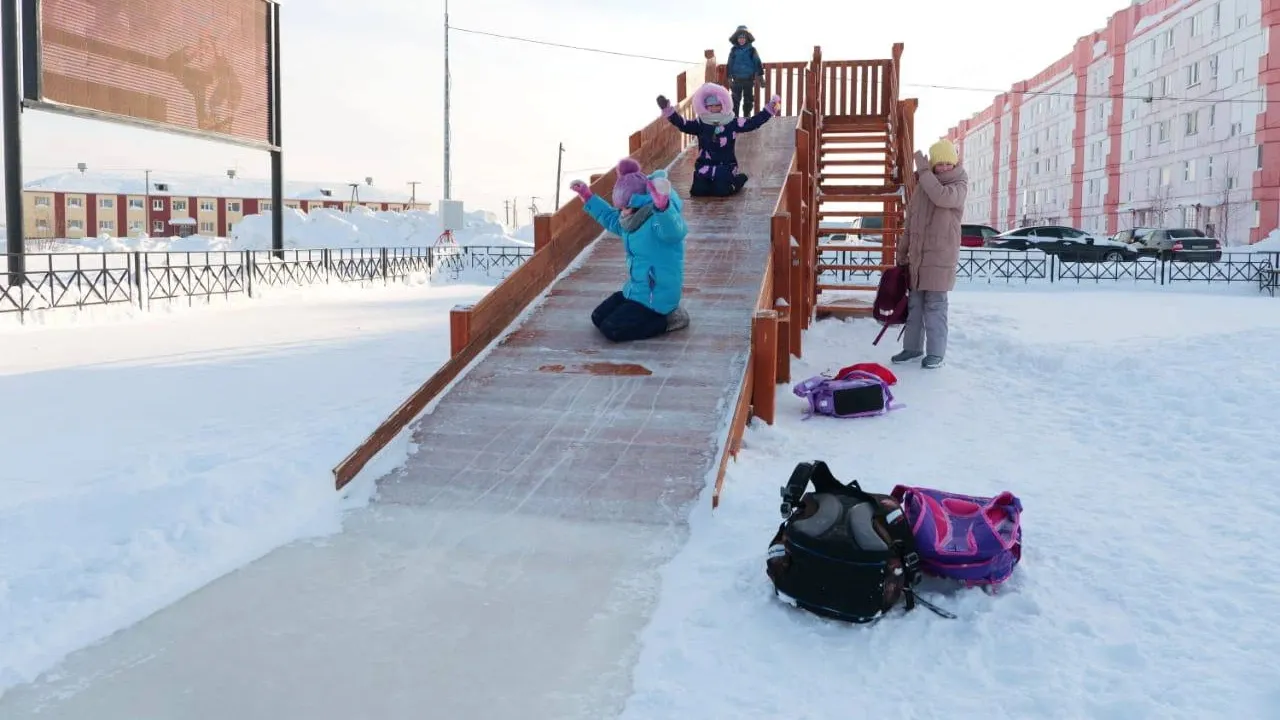 Крепкие и безопасные горки прослужат всю зиму. Фото: t.me/VORONOV89