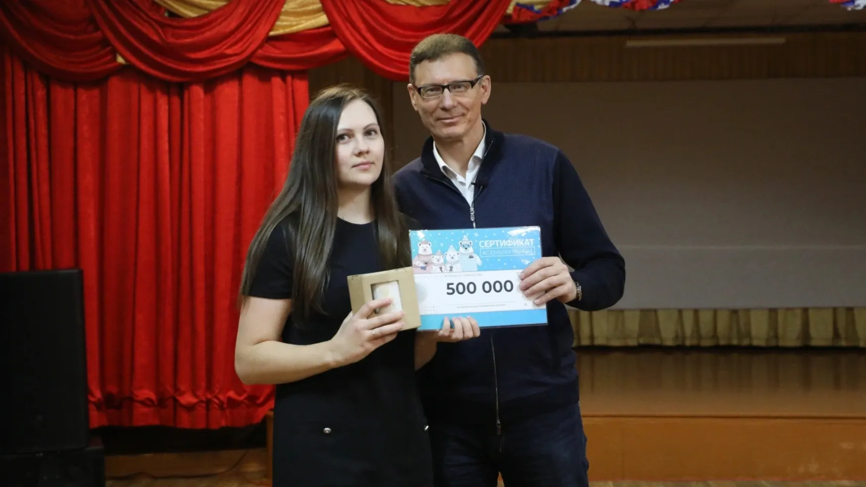 Молодым родителям сертификаты вручал лично глава района. Фото: vk.com/popovolegshur