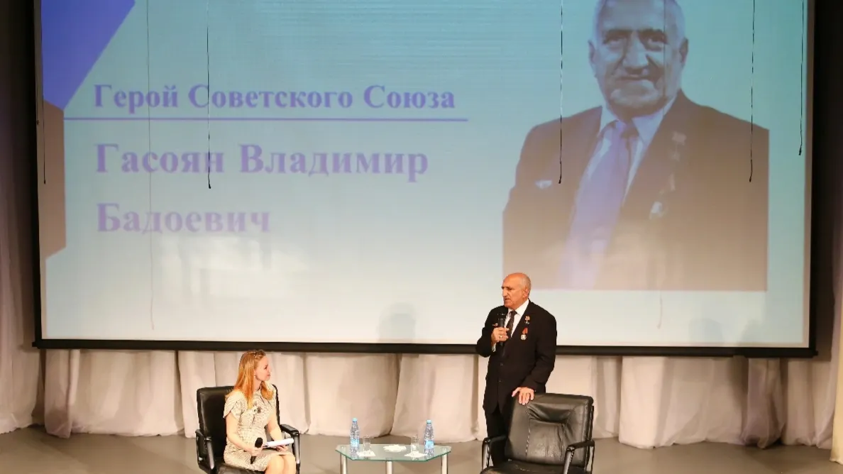 Владимир Гасоян рассказал надымским подросткам о схватке с террористами. Фото: предоставлено пресс-службой губернатора ЯНАО