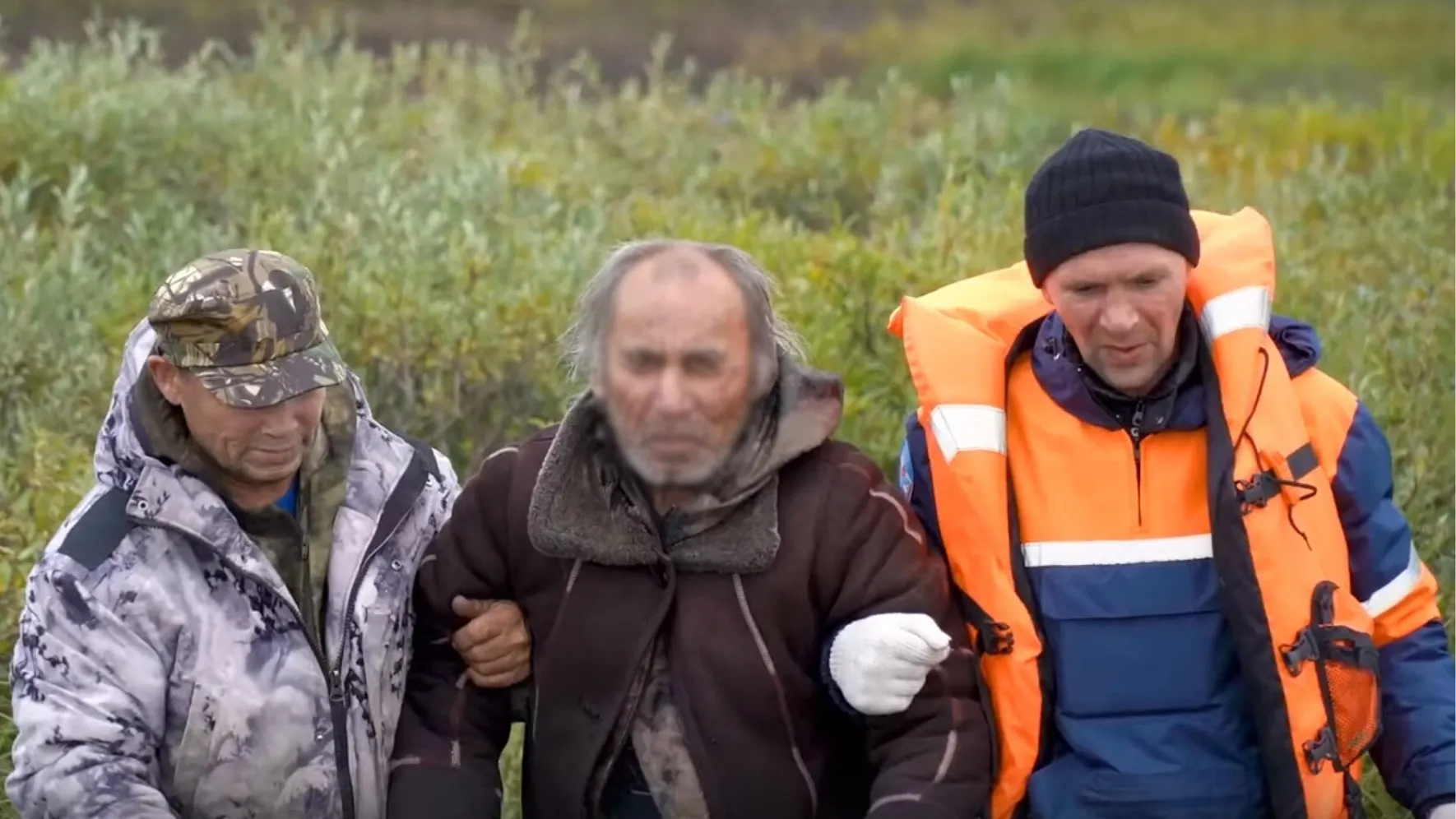 Пожилого человека вывели из тундры спасатели. Кадр из видео со страницы vk.com/yamaltv