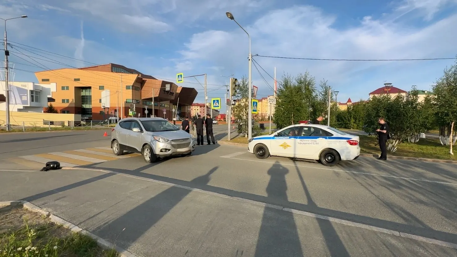 Место ДТП в Салехарде, где 8 августа погиб мотоциклист. Фото: Вера Дронзикова / «Ямал-Медиа» 