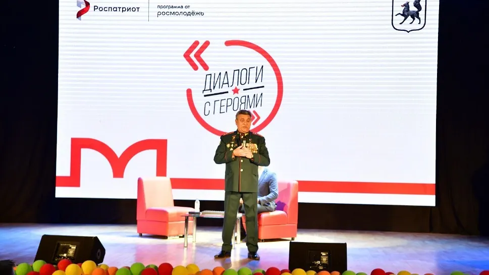 Илья Панфилов рассказал кадетам и юнармейцам личную биографию, ответил на вопросы. Фото: Андрей Ткачёв / «Ямал-Медиа»