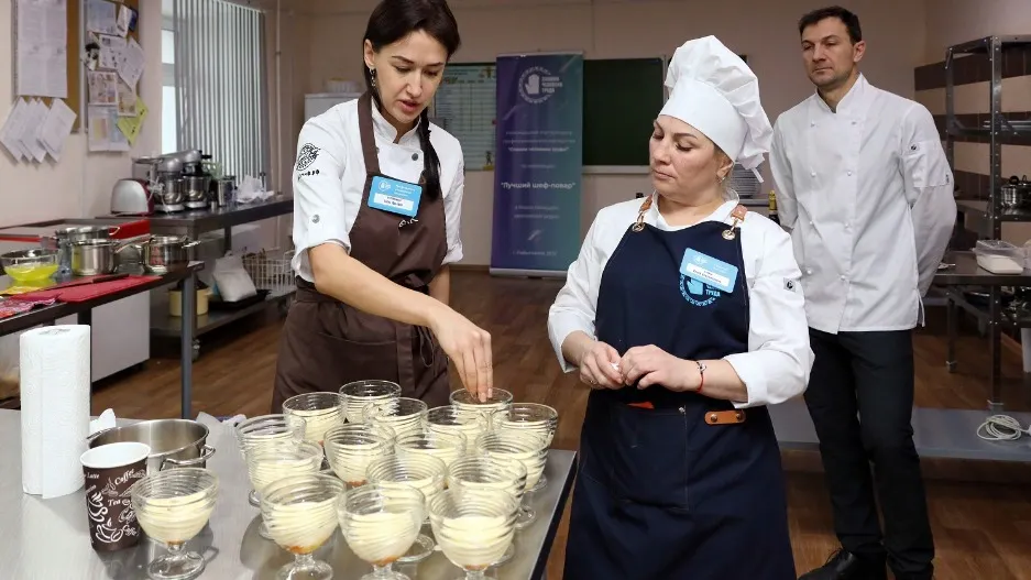 Мастер-класс от финалиста пятого сезона «Адской кухни» Елены Петрохалкиной. Фото: Василий Петров / «Ямал-Медиа»