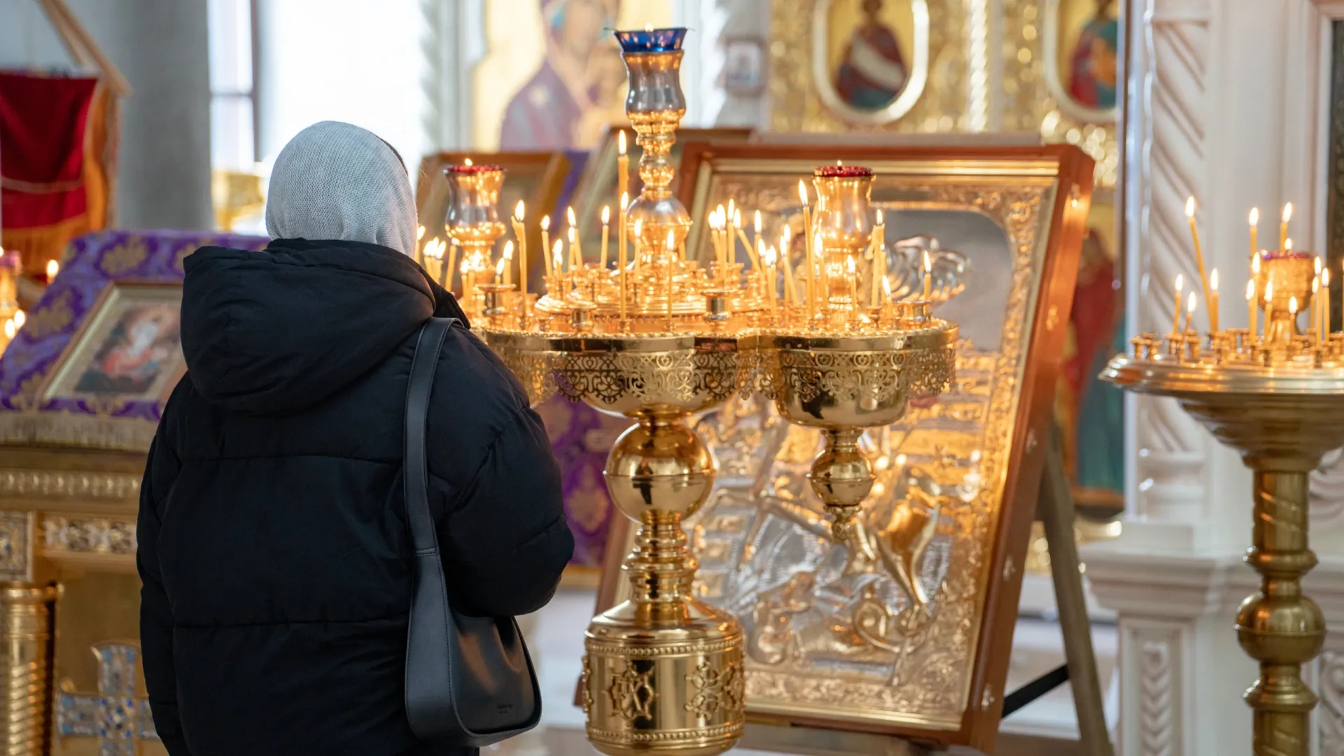 В родительскую субботу принято ходить в храм. Фото: Сергей Зубков / «Ямал-Медиа»