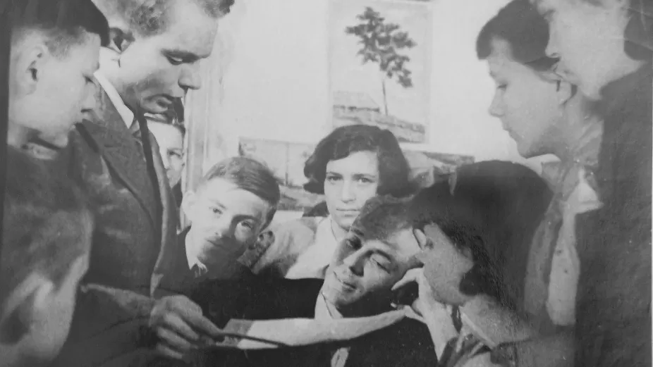 Анатолий Матвеевич (в центре) обсуждает с детьми работу над книгой «Урал — земля золотая». Из написанного Климовым именно его три детских сборника получили большую популярность. Фото: предоставлено Троицким краеведческим музеем