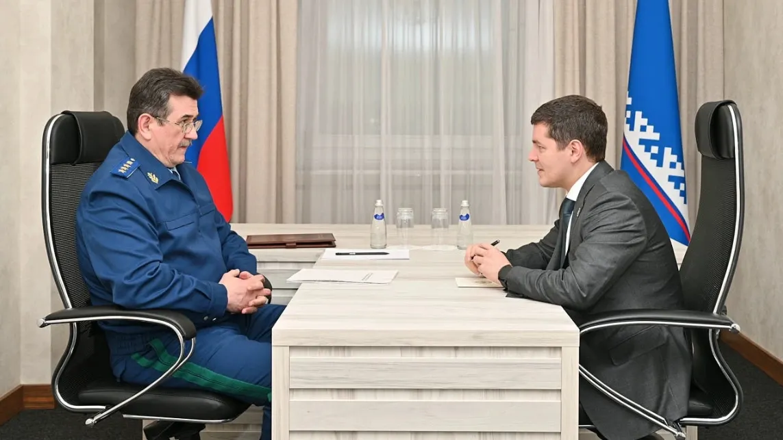 На рабочей встрече Дмитрий Артюхов и Сергей Зайцев поговорили о самых важных проблемах региона. Фото: предоставлено пресс-службой губернатора ЯНАО