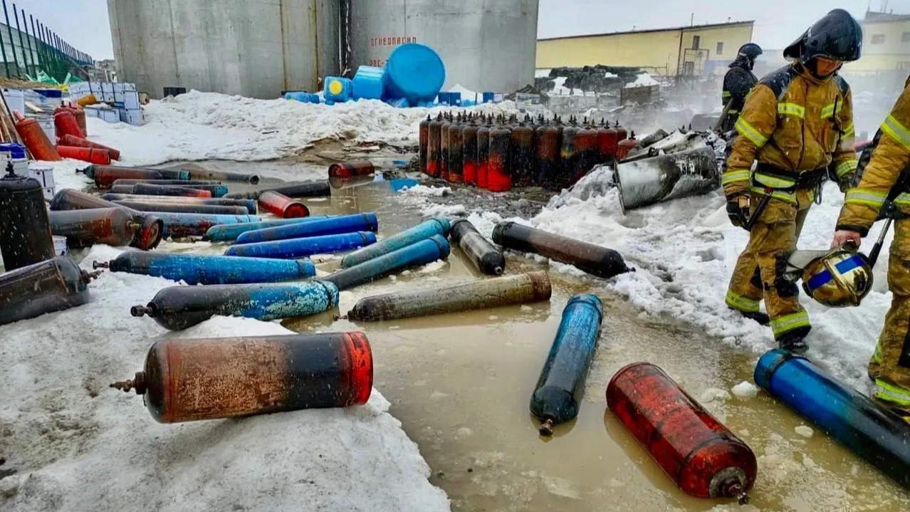 Все взрывоопасные предметы успели убрать подальше от огня. Фото: vk.com/mchsyanao