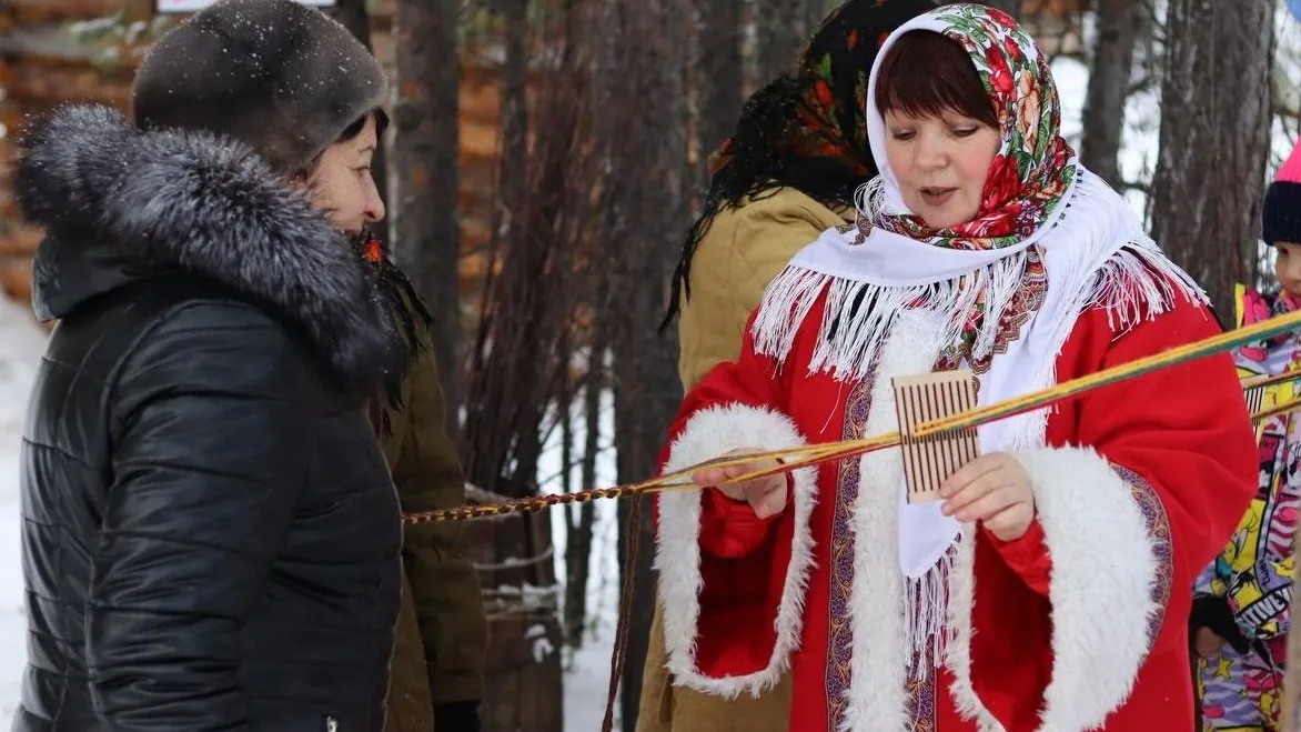 Желающих знакомили с традиционными ремеслами. Фото: vk.com/anoyabrsk