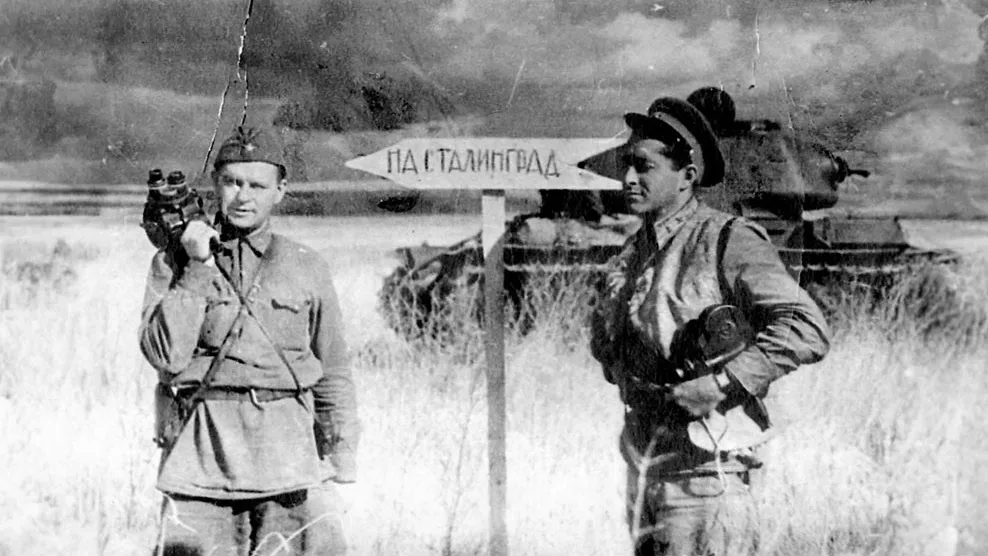 Операторы Евгений Мухин и Михаил Посельский под Сталинградом, 1942 год. Фото с сайта waralbum.ru