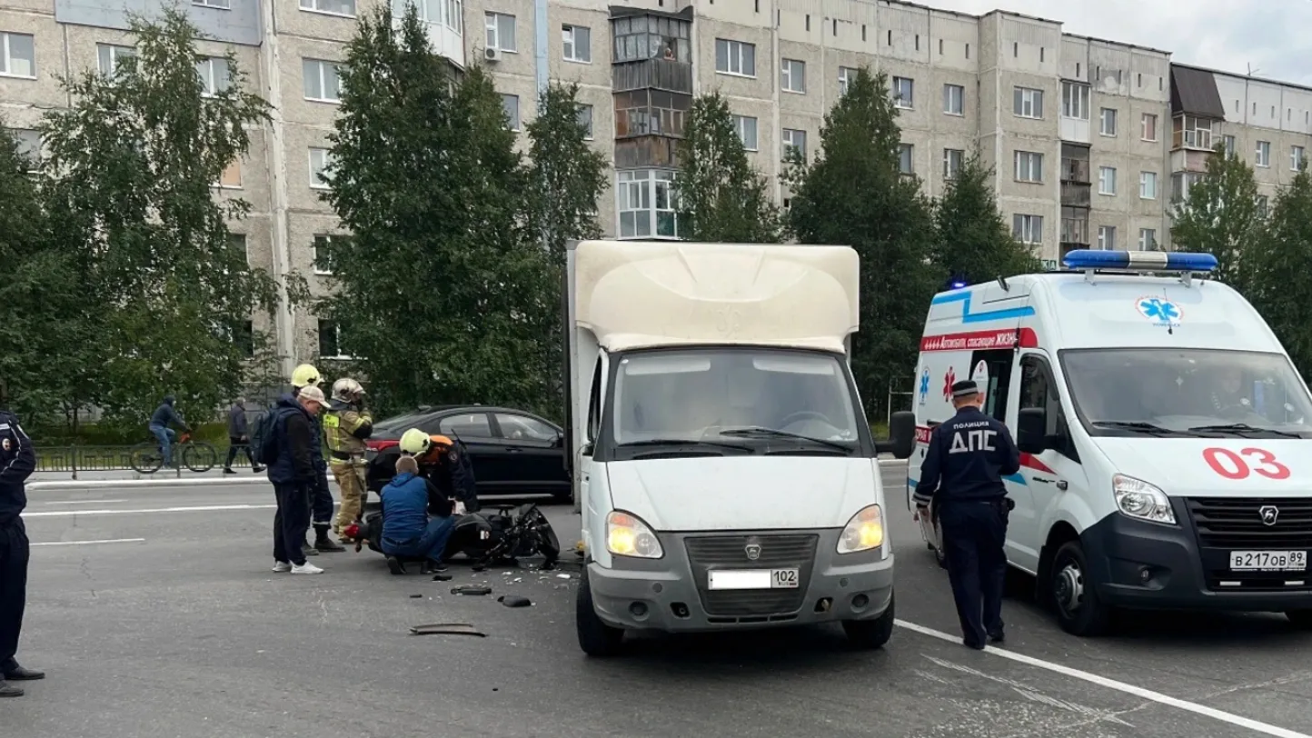 Водителю байка потребовалась госпитализация. Фото: "Ямал-Медиа"