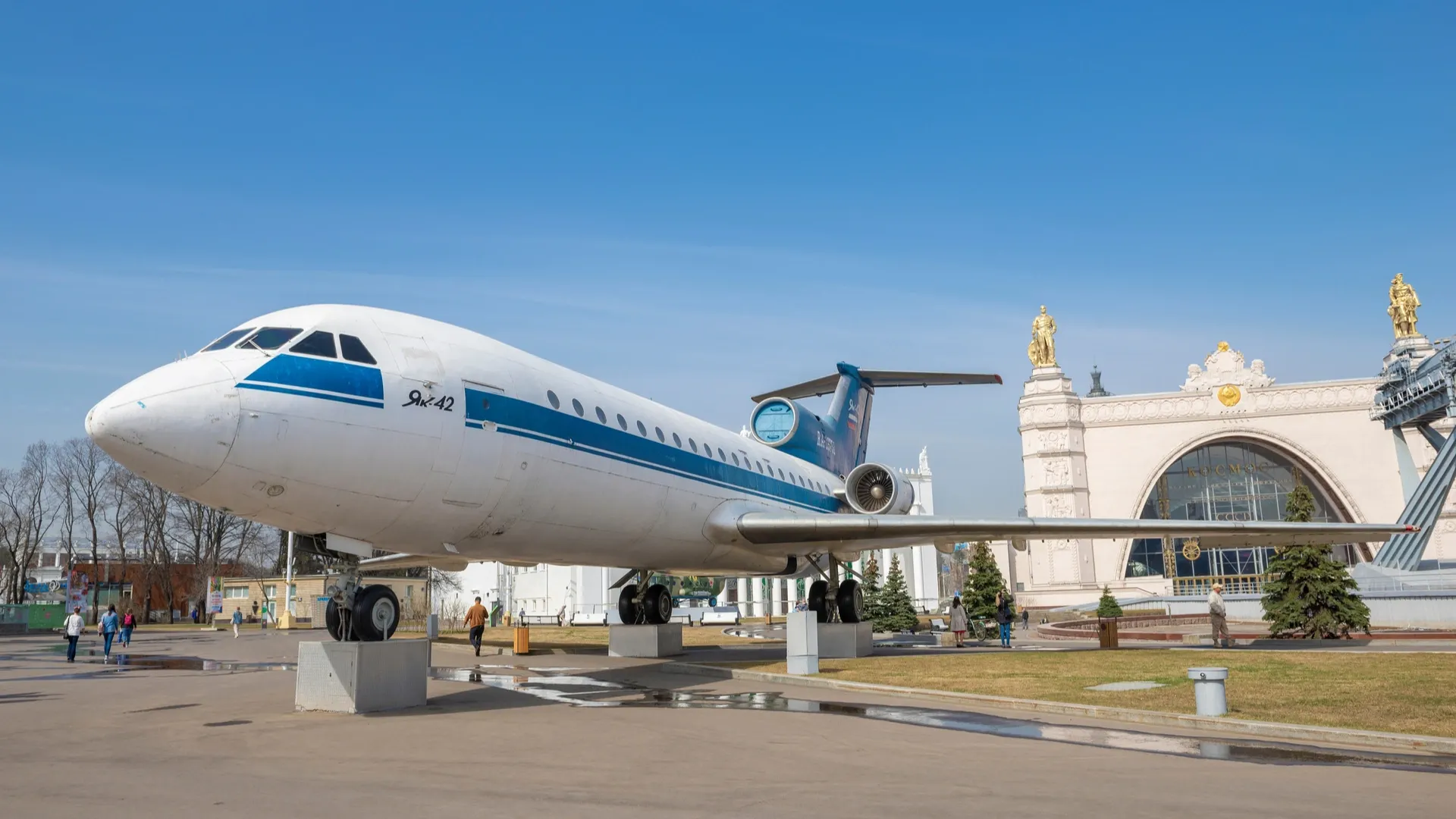 Самолёт Як-42 на территории ВДНХ. Фото: Karasev Viktor / Shutterstock.com