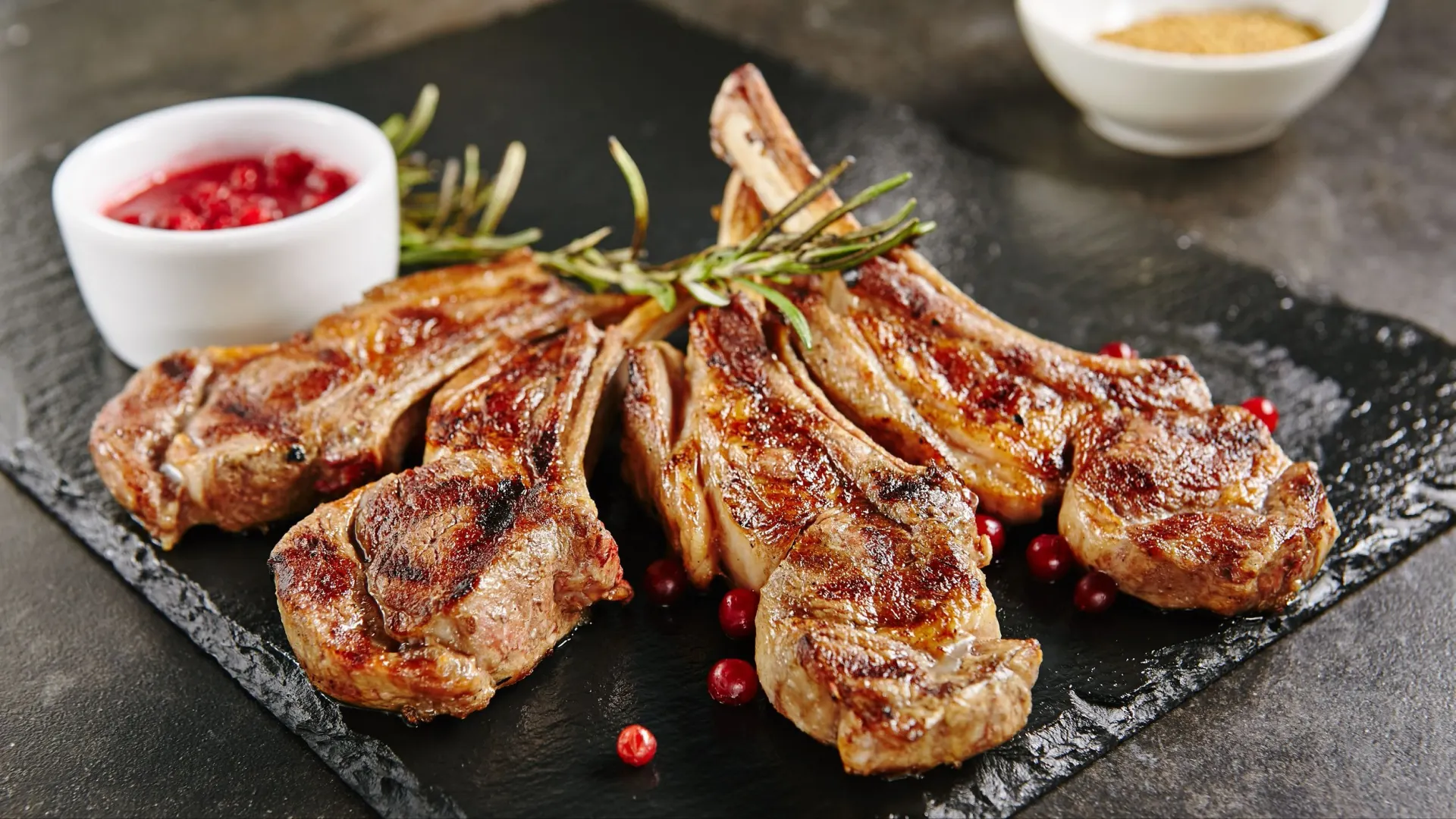 Клюквенный соус хорош с мясом и рыбой. Фото: Ryzhkov Photography / Shutterstock / Fotodom