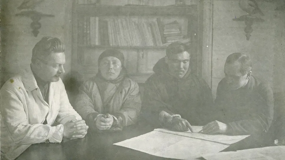 Беседа с оленеводами в помещении института. Александр Мишин — первый слева. 1927 г. Фото: предоставлено МВК имени И.С. Шемановского