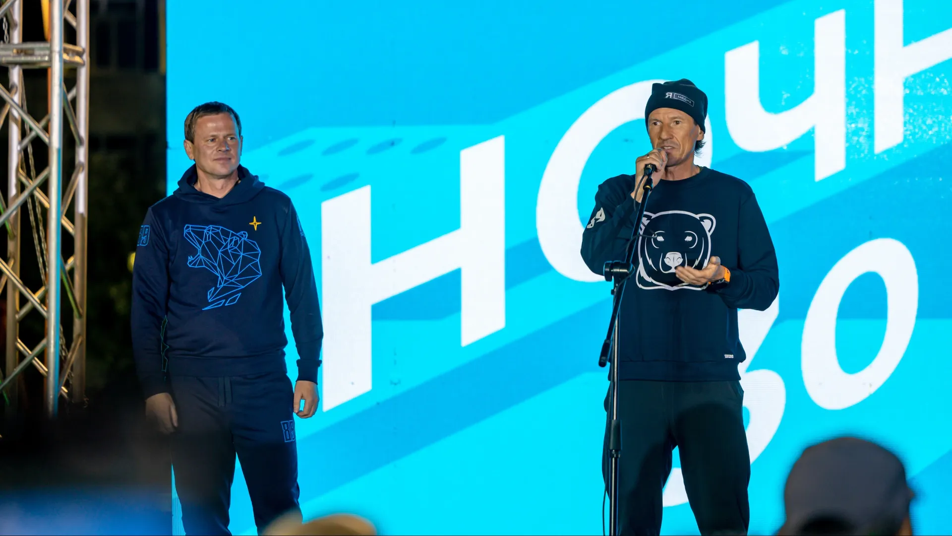 Победителей «Ночного забега — Разбуди Ямал!» в Новом Уренгое наградил глава города Антон Колодин (на фото слева). Фото: Сергей Зубков / «Ямал-Медиа»