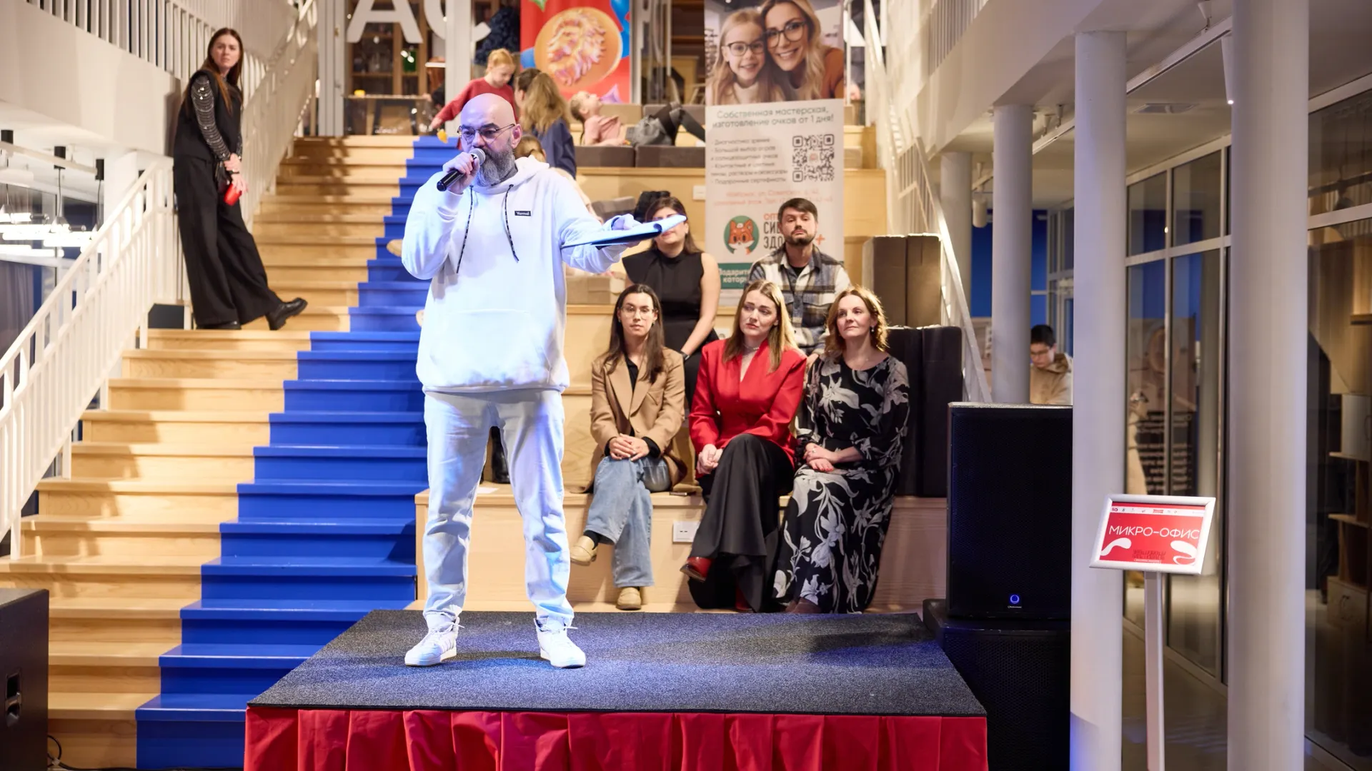 Театр-студия «Атмосфера». Креативная инсталляция «Современная поэзия». Фото: Юрий Здебский / «Ямал-Медиа»