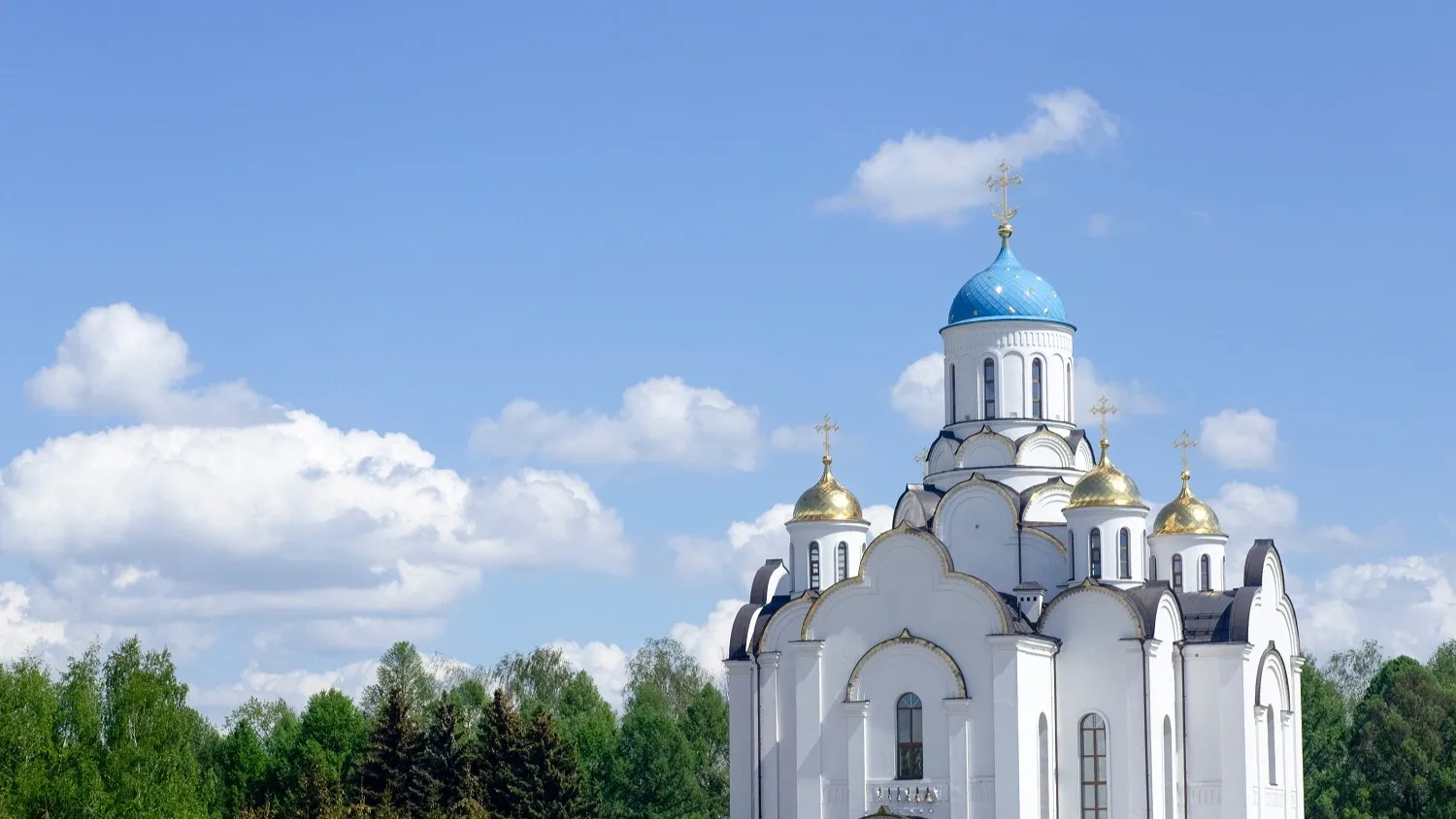 Сейчас строят новые храмы и восстанавливают прежние. Фото: UladzimirZuyeuShutterstock/Fotodom