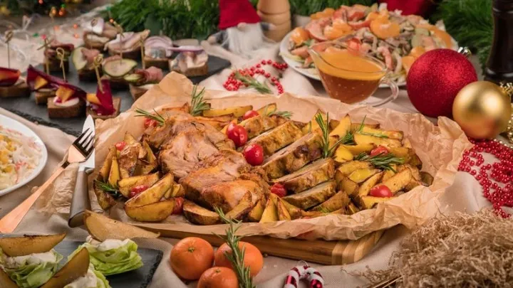 Новогодние деликатесы сложно одолеть за одну ночь. Фото: Ruslan Lvoff/Shutterstock/Fotodom