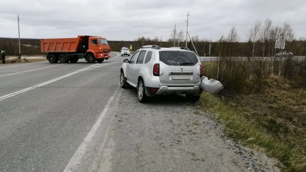 ДТП произошло неподалеку от Салехарда. 
 Фото: Лев Гуляев, Север-Пресс