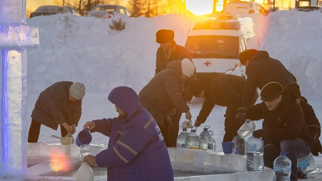 Жители Лабытнанги набирают освященную воду из Ханмея. Фото: t.me/lbt_harp