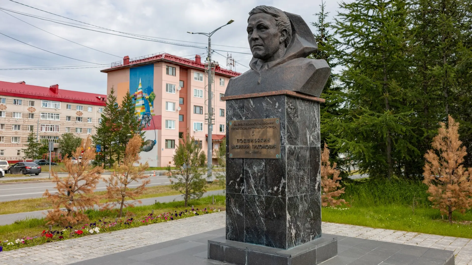 Бюст Василия Подшибякина. Фото: Сергей Зубков / «Ямал-Медиа»