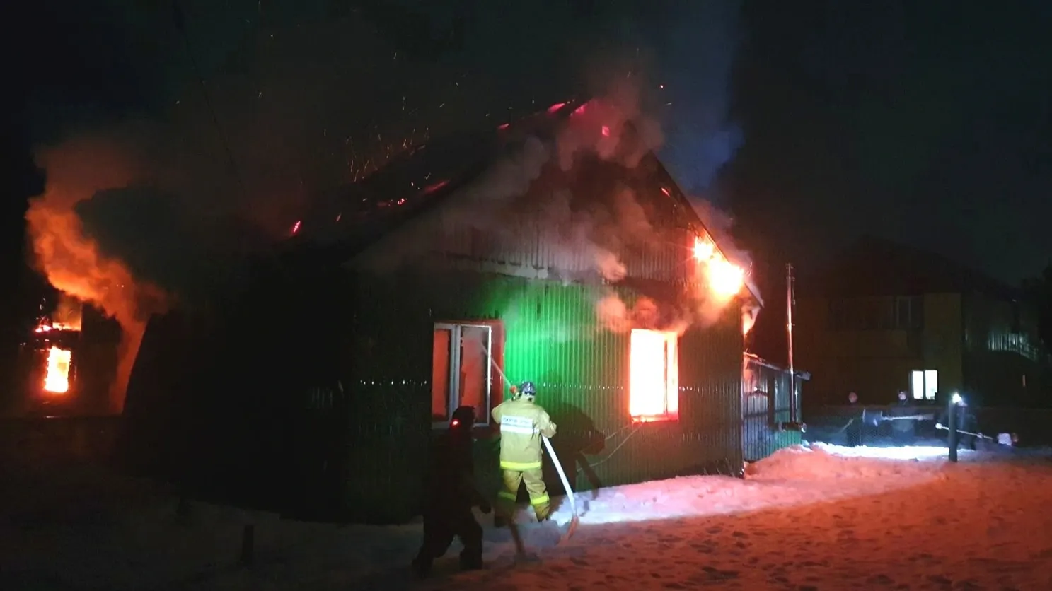 Пламя полностью уничтожило жилое строение. Фото: vk.com/popovolegshur