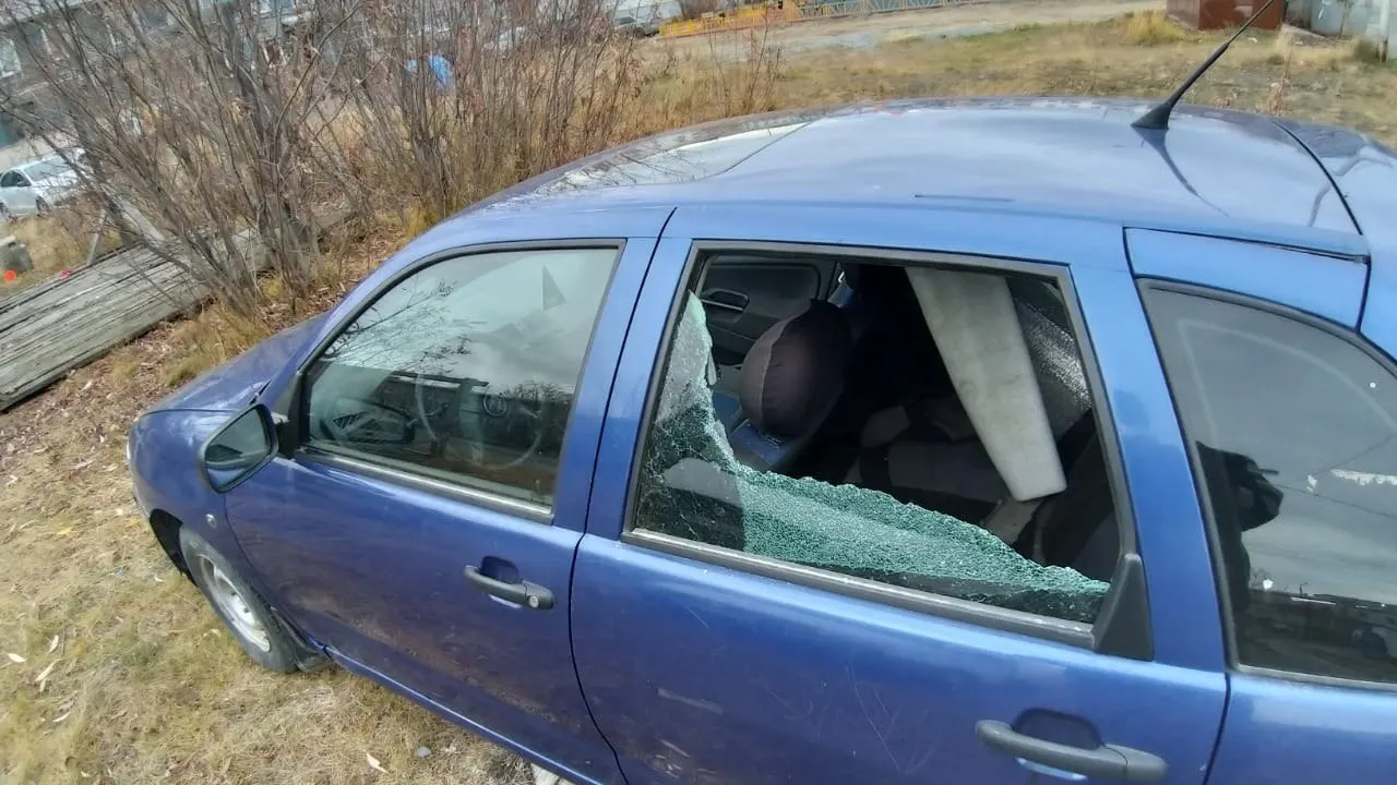 Для проникновения в салон автомобили варварски уродовали. Фото Виктора Гудина