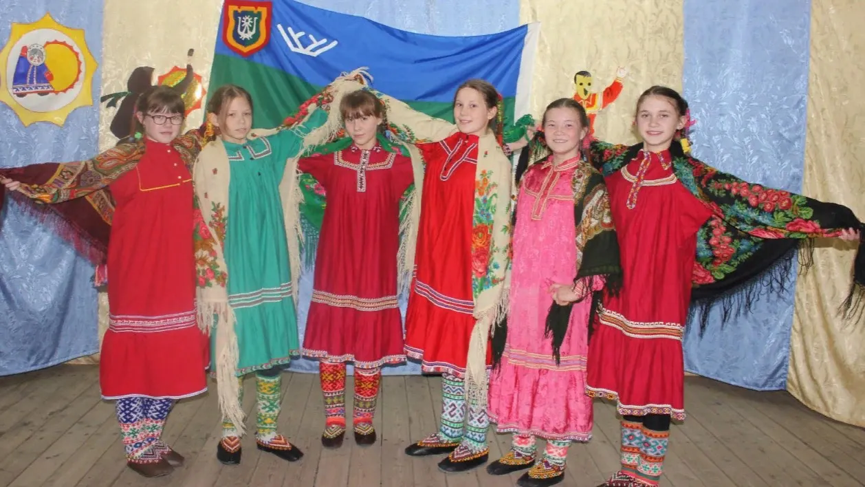 Там йисн няврэмат туса якӆат па арыӆат. Хор: Людмила Шульгина.
