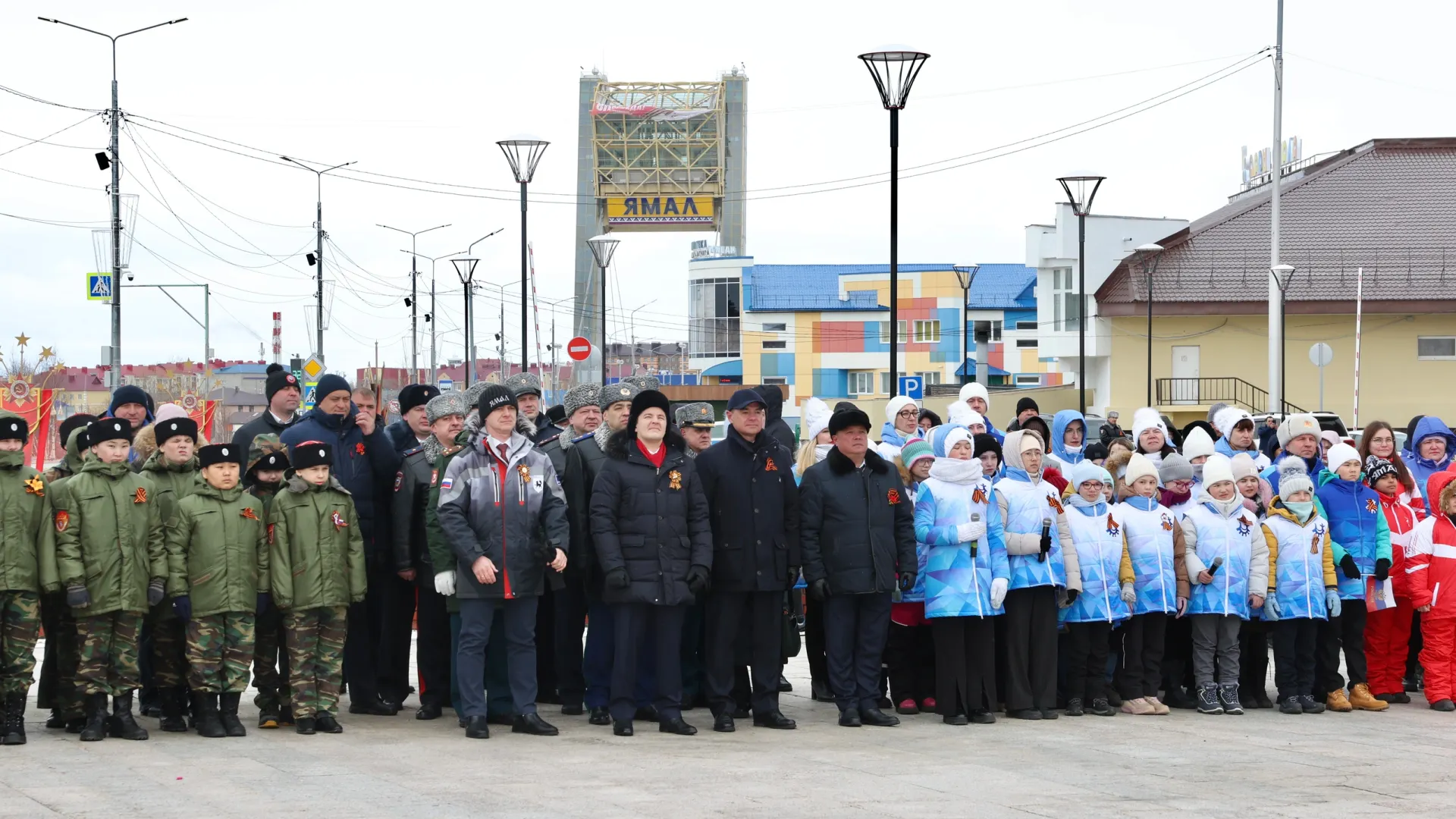 Церемония поднятия копии Знамени Победы в Салехарде. Фото: Андрей Ткачев /  «Ямал-Медиа»