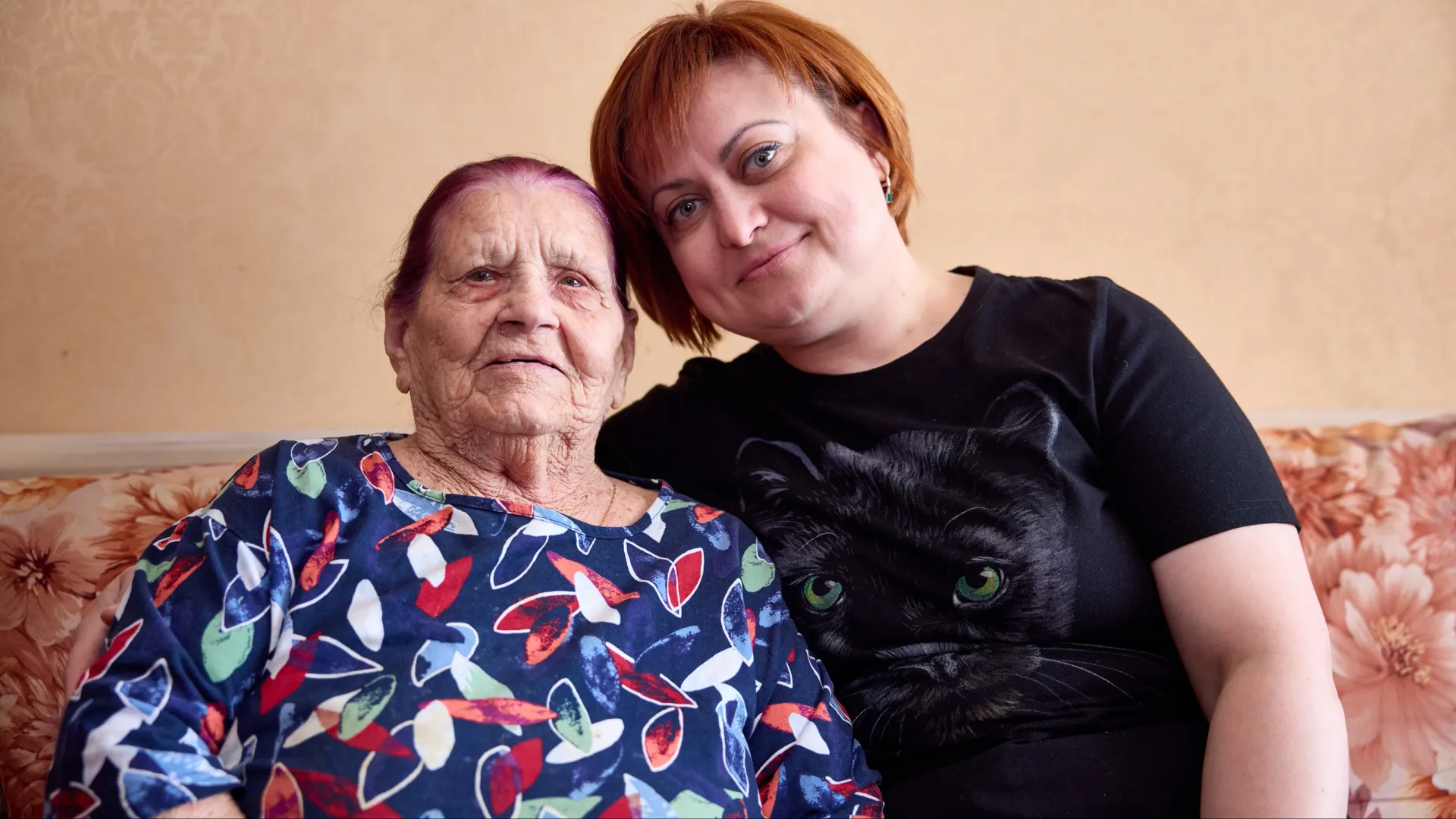 С социальным помощником Юлией Шаровиной. Фото: Юрий Здебский / «Ямал-Медиа»
