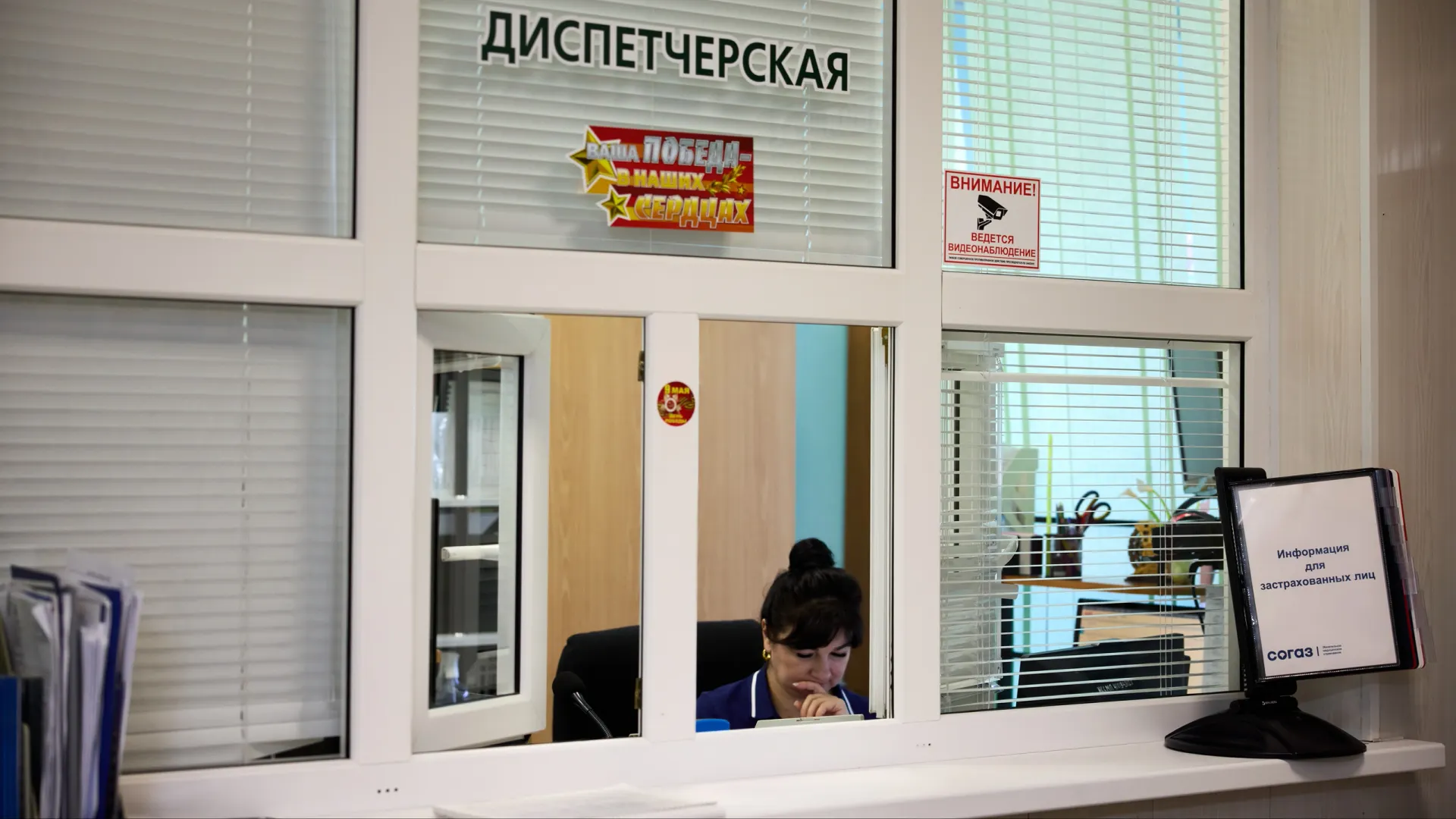 Диспетчерская — сердце станции скорой помощи. Фото: Юрий Здебский / «Ямал-Медиа»
