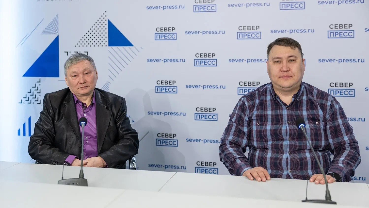 Анатолий Яптик и Мухтар Кайшатаев на пресс-конференции в Салехарде. Фото: Василий Петров / «Ямал-Медиа»