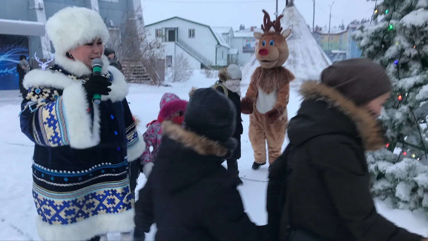 Часть развлечений проводят на поселковых площадях. Фото: Анастасия Ульянова / «Ямал-Медиа»