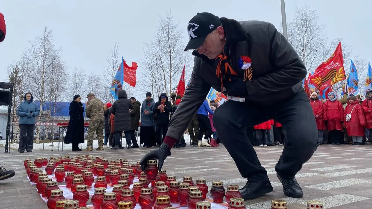 Участники автофлешмоба в Надыме выложили из лампад слова «Путь Победы». Фото: Дарья Чебоха / «Ямал-Медиа»